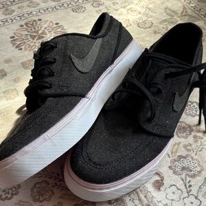 Nike Zoom Janoski Men's BlackCanvas Lace-UpSneakers like new.Too big for my son.